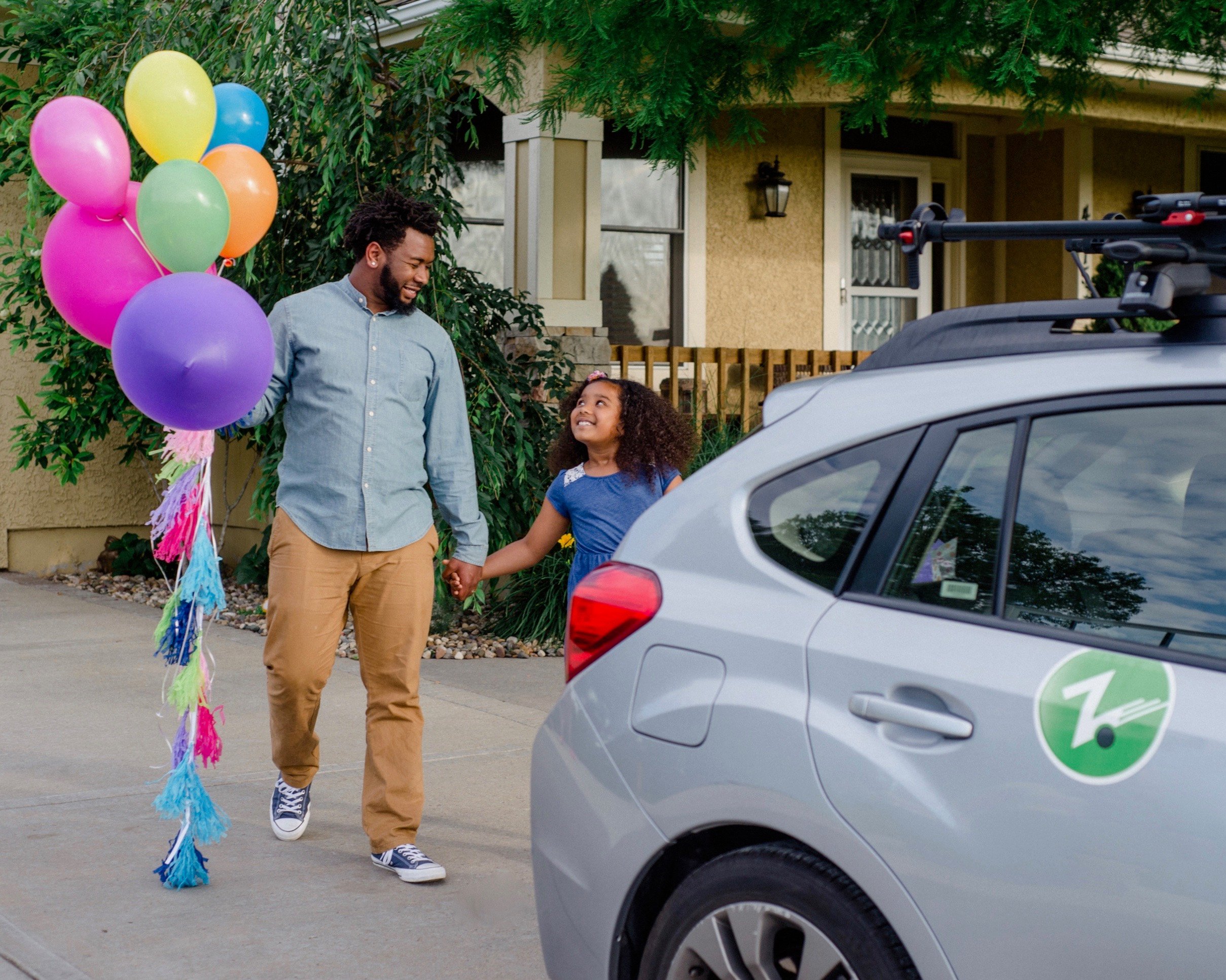 dad with daughter balloons 